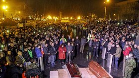Lvovští oplakávají mrtvé ze střetů s policejními těžkooděnci