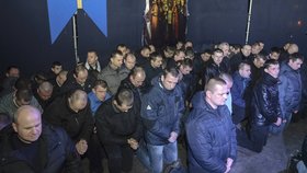 Členové bezpečnostních složek Berkut poklekli před demonstranty ve Lvově a žádali o odpuštění