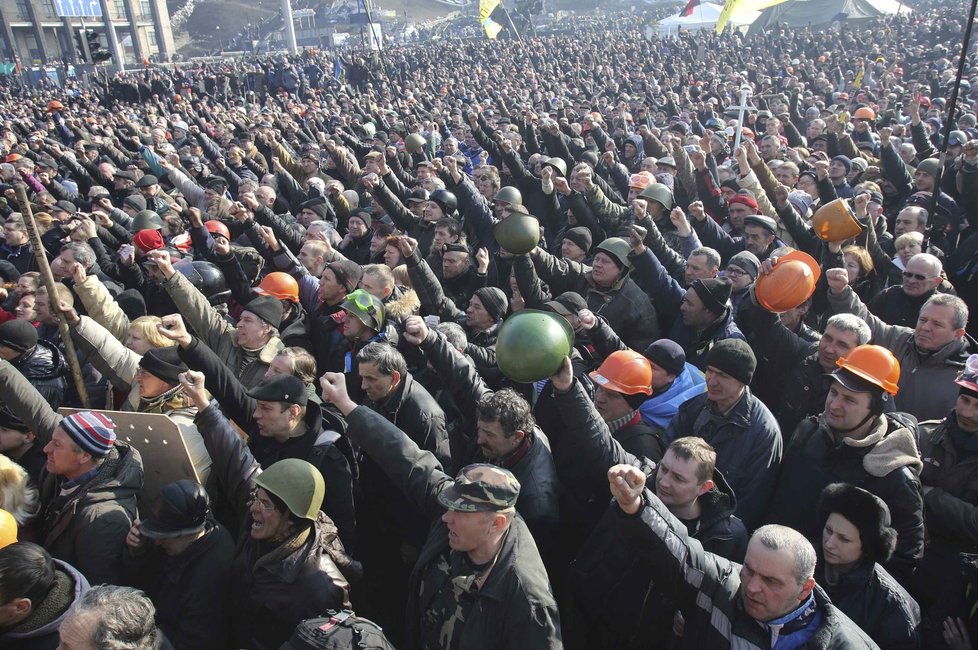 Kyjevský Majdan zdraví policisty ze Lvova, kteří vyrazili podpořit demonstranty