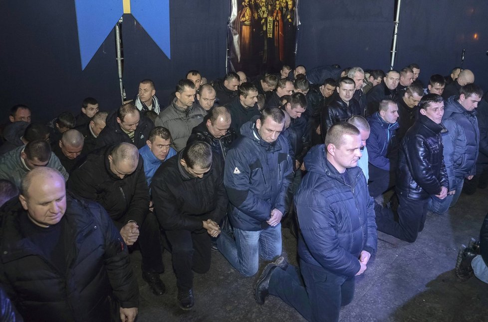 Členové bezpečnostních složek Berkut poklekli před demonstranty ve Lvově a žádali o odpuštění