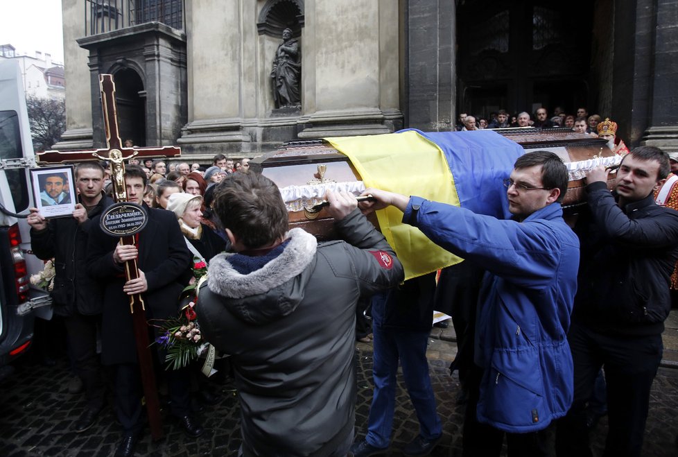 Pohřeb jednoho z mrtvých demonstrantů ve Lvově