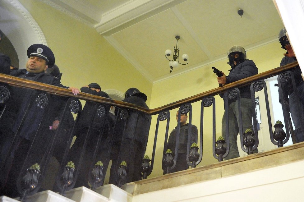 Ve Lvově byla situace také značně dramatická: Demonstranti vtrhli do správních budov a nakonec je obsadili