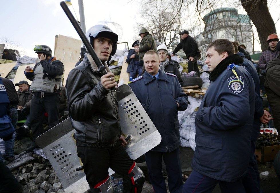 Ke kyjevským demonstrantům se přidali i policejní důstojnící ze Lvova