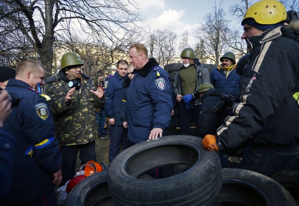 Ke kyjevským demonstrantům se přidali i policejní důstojnící ze Lvova