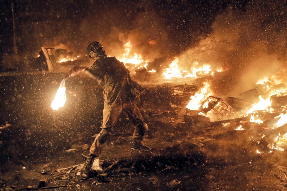 Neuvěřitelné záběry dorazily z ukrajinských protestů. Lidé zapalovali v noci ohně v ulicích.