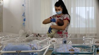 Novorozenci bez národnosti: Ukrajinské děti náhradních matek čekají na konec zákazu cestování