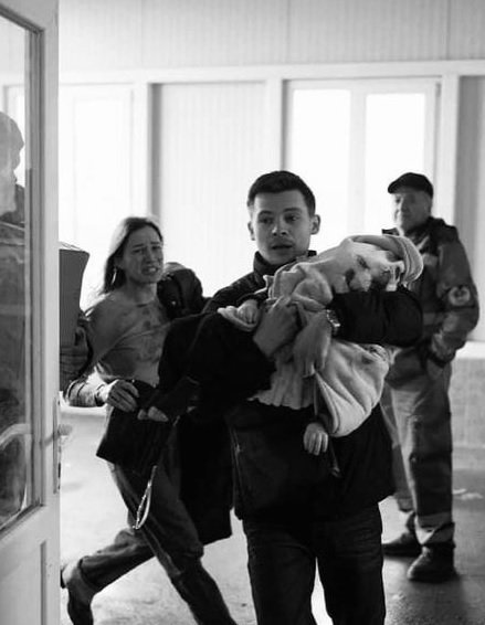 První dáma Ukrajiny na Instagramu zveřejnila fotky zabitých dětí. „Ukažte je ruským matkám!“ Na snímku rodiče s Kirillem
