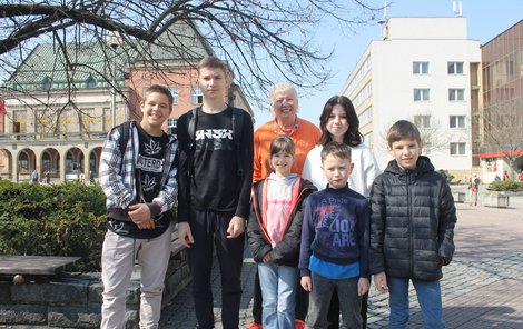 Dagmar Zámorská (uprostřed) s dětmi. Zleva Arťom, Kirill, Kaťa, Evelina, Kolja a Roman.