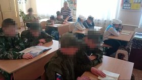 Ve škole v Perevalsku v okupované Luhanské oblasti převlékli malé Ukrajince do ruských uniforem