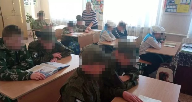 Svědectví o unášení dětí z Ukrajiny: Chlapci zešedivěly vlasy, děti navlékli do ruských uniforem