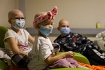 Záchranu životů nejen dětských pacientů musí řešit i dětská nemocnice Okhmadet v Kyjevě. Zařízení se kvůli situaci muselo přemístit do podzemních krytů (28. 2. 2022)