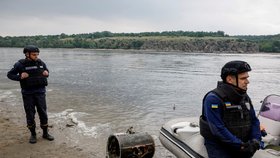 Ukrajinci vytahují z řeky Dněpr trosky po ruské raketě (12.6.2023).