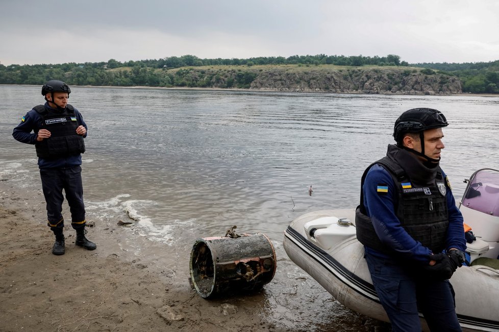 Ukrajinci vytahují z řeky Dněpr trosky po ruské raketě (12.6.2023).