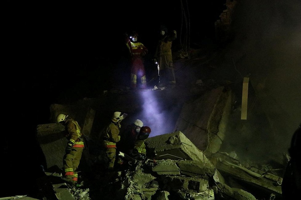 Záchranné práce v Dnipru po zásahu ruskou raketou (4. 6. 2023).