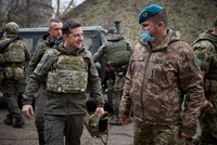 Prezident zamířil na frontu mezi vojáky v zákopech: Falešné zprávy o útoku na Donbas