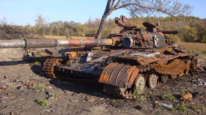 Zničené tanky v Novorusku, totiž na východě Ukrajiny.