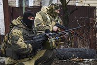 Podivné příměří na Ukrajině: Neustávající přestřelky, útočící tanky