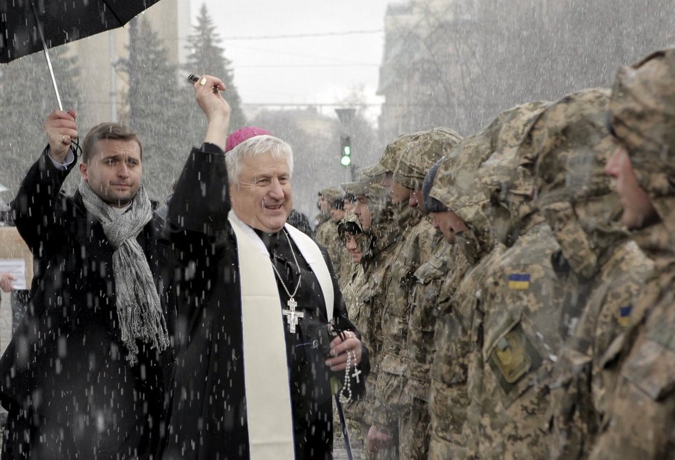 Kněz žehná ukrajinským vojákům.