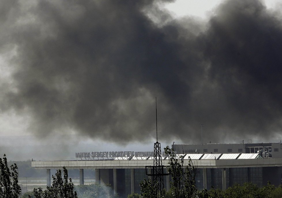 Hustý dým nad letištěm v ukrajinském Doněcku