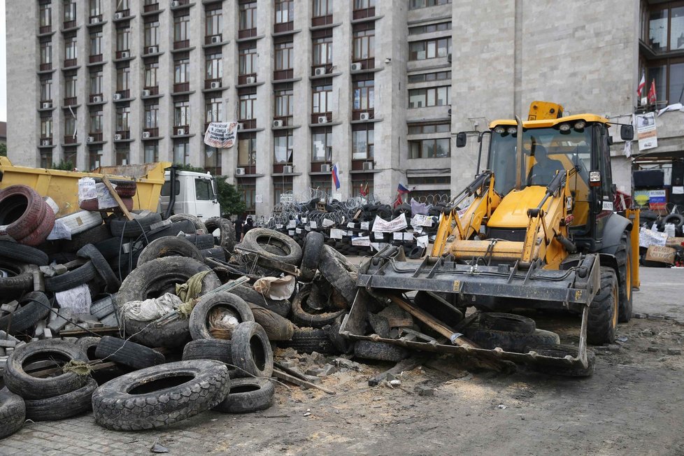 Stejně jako předtím v Kyjevě, i v Doněcku vznikly barikády, Tentokrát však z popudu proruských, nikoli prozápadních aktivistů