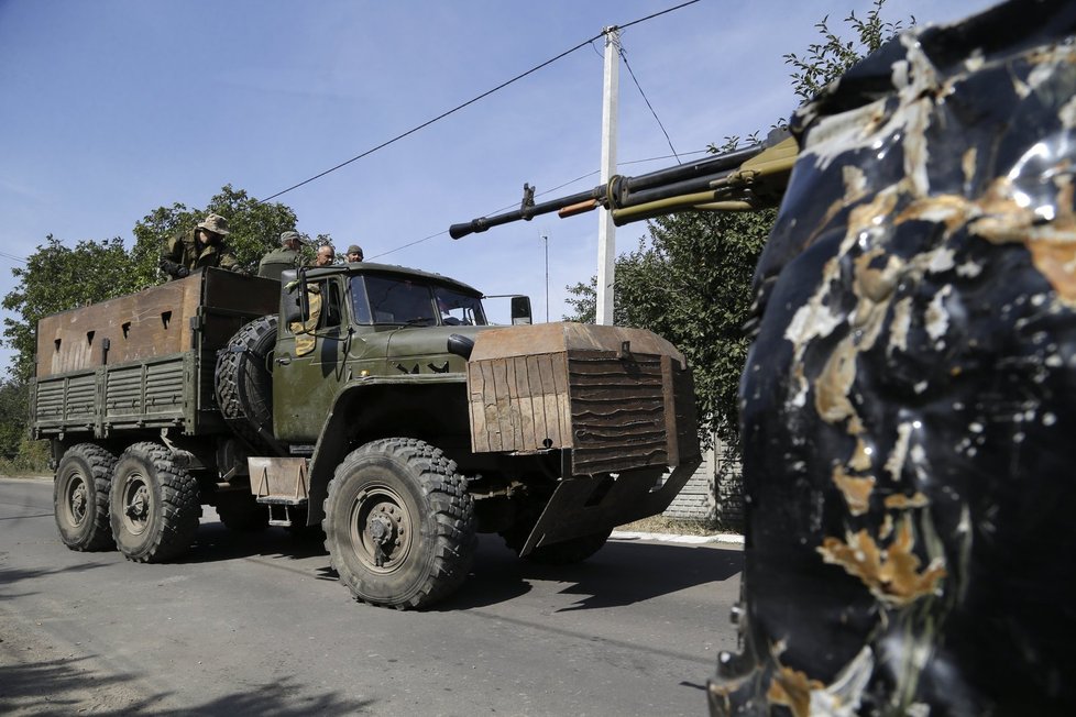 Ukrajinské armádě se podařil ozničit tři tanky povstalců.