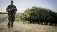 Voják PS navíjí drát z navádění protitankové řízené střely