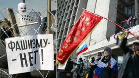 V Doněcku vyrostly barikády, demonstruje se zde i se Sovětskými vlajkami