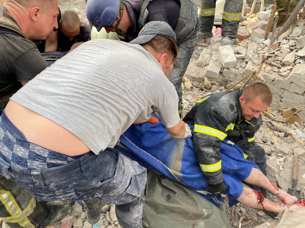 Záchranáři vyprošťují muže z trosek obytného domu v Doněcku (10. 7. 2022).