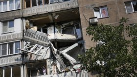 Zničená budova po raketovém útoku ukrajinské armády.