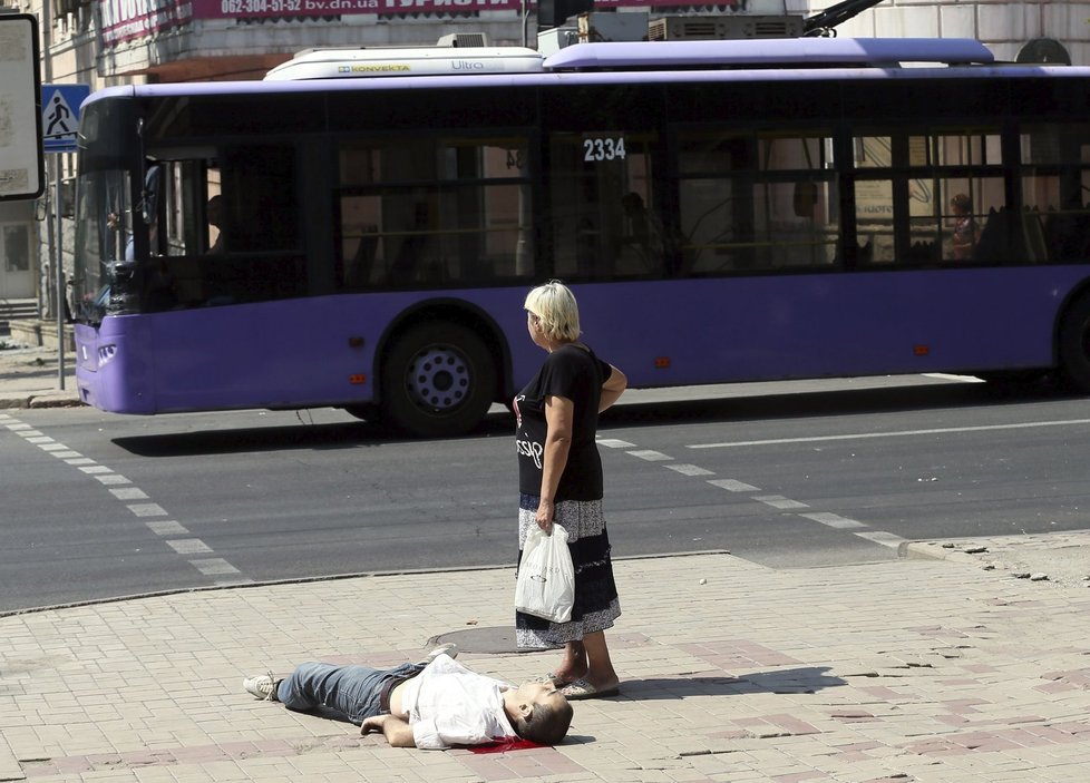 Jeden z mrtvých po minometném útoku na centrum Doněcku.