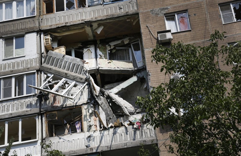 Zničená budova po raketovém útoku ukrajinské armády.