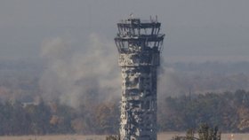 Kontrolní věž na letišti v Doněcku je rozstřílená děly separatistů.