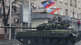 Tank proruských rebelů v ulicích Doněcku