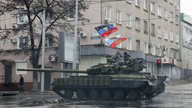 Tank proruských rebelů v ulicích Doněcku
