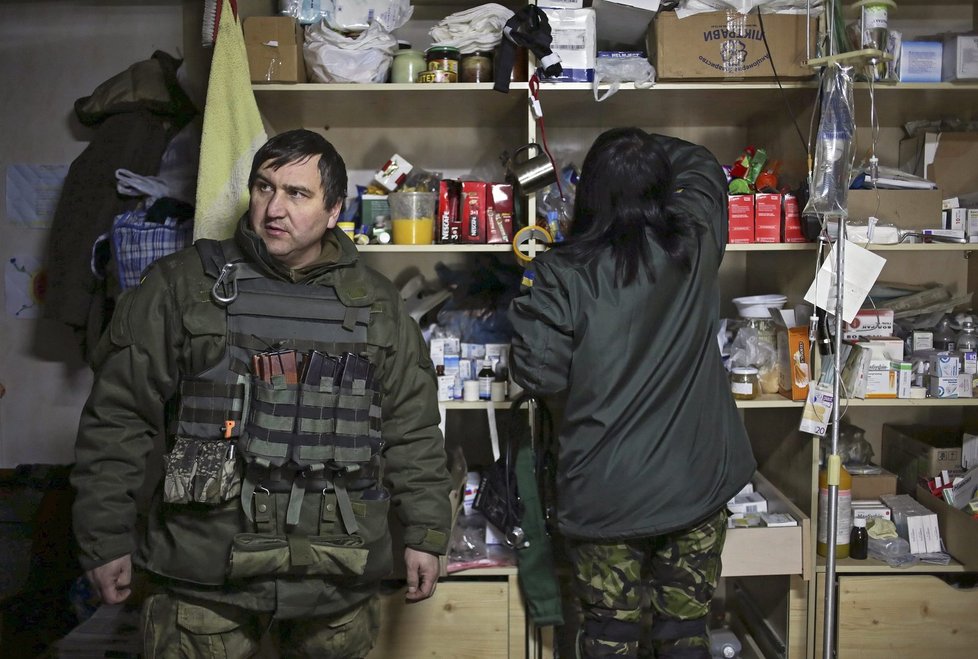 Dobrovolníci, kteří pomáhají lidem nedaleko boji sužovaného Doněcku