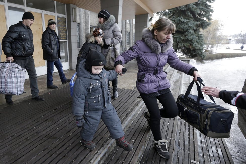 Uprchlíci z ostřelovaného východoukrajinského Debaltseva