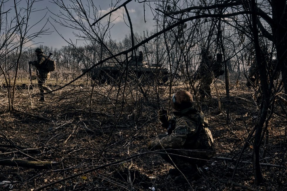 Ukrajinští dělostřelci u Bachmutu (5. 3. 2023).