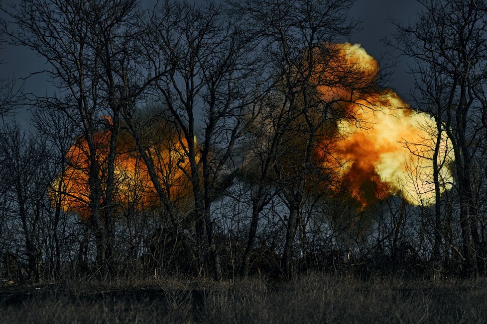 Ukrajinští dělostřelci u Bachmutu (5. 3. 2023).