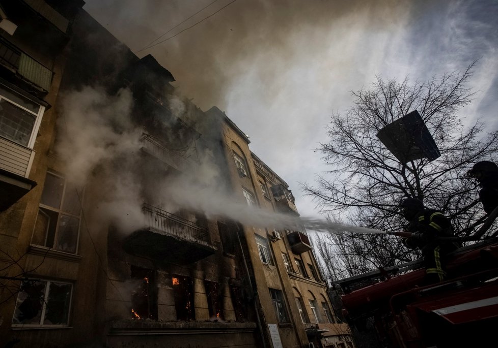 Požár v Bachmutu po ruském ostřelování (7. 12. 2022).