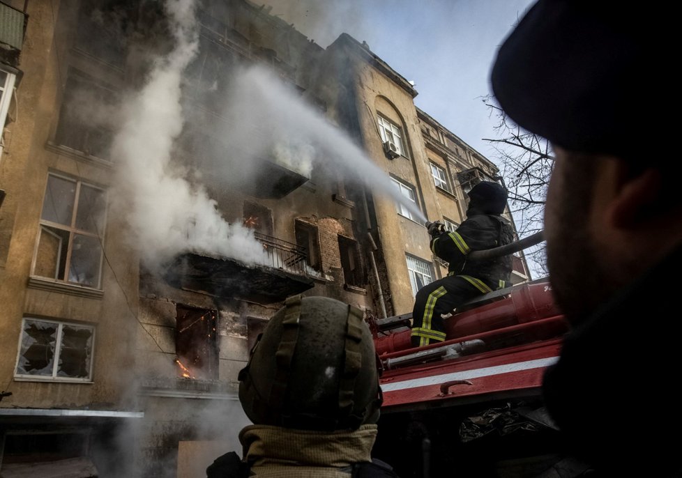 Požár v Bachmutu po ruském ostřelování (7. 12. 2022).