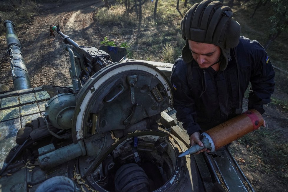Doněcká oblast: Ukrajinský tankista chystá munici (28. 9. 2023).
