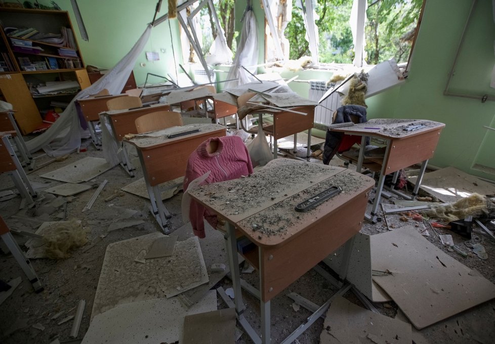 Škola v Marince zničená bombardováním. Doněcká oblast, 1. 5. 2022.