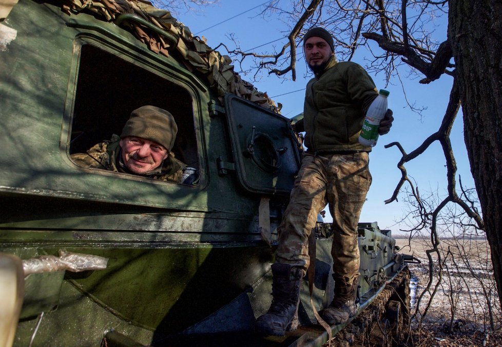 Obsluha ukrajinské houfnice v Doněcké oblasti