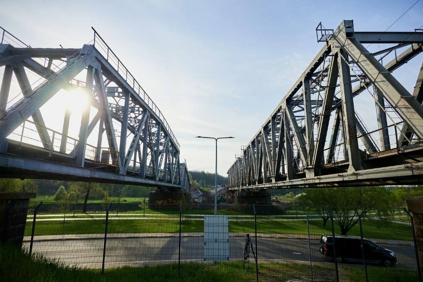 Most přes Irpiň se za měsíc stihl opravit.