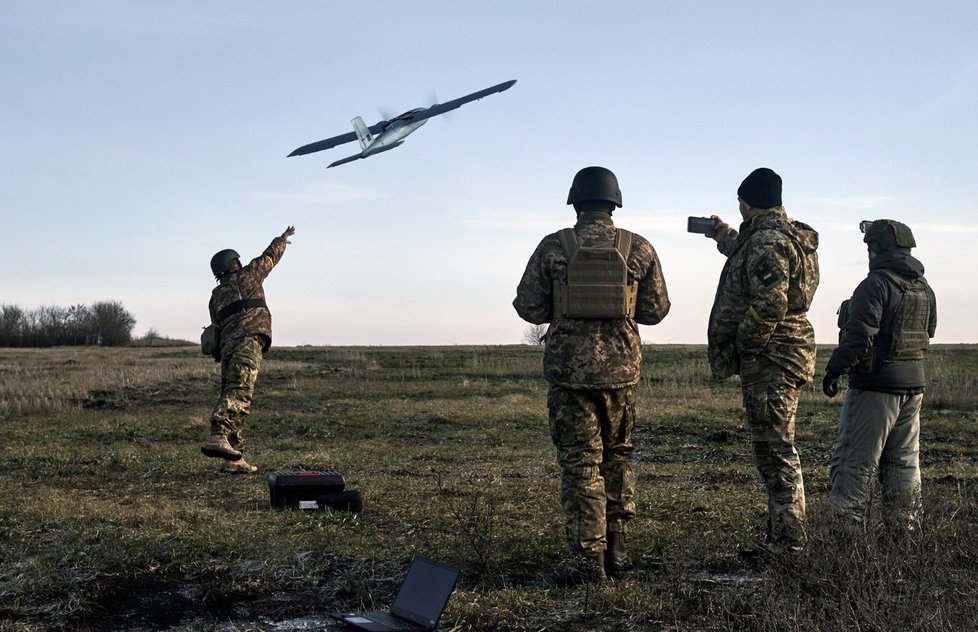 Ukrajinští vojáci s dronem u Bachmutu (15. 12. 2022).
