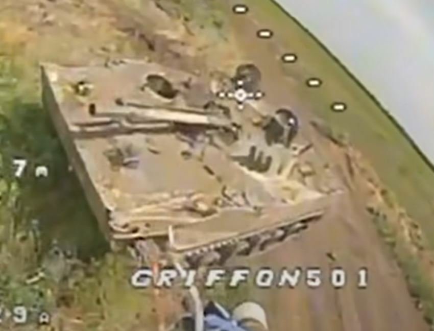 Útok kamikaze dronem: Poslední záběry před splněním úkolu