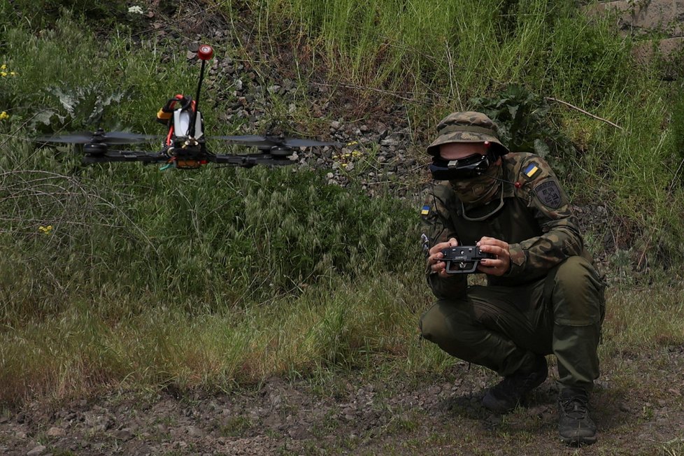 Ukrajinský mariňák se účastní výcviku létání s FPV drony v Dněpropetrovské oblasti (15.5.2023)