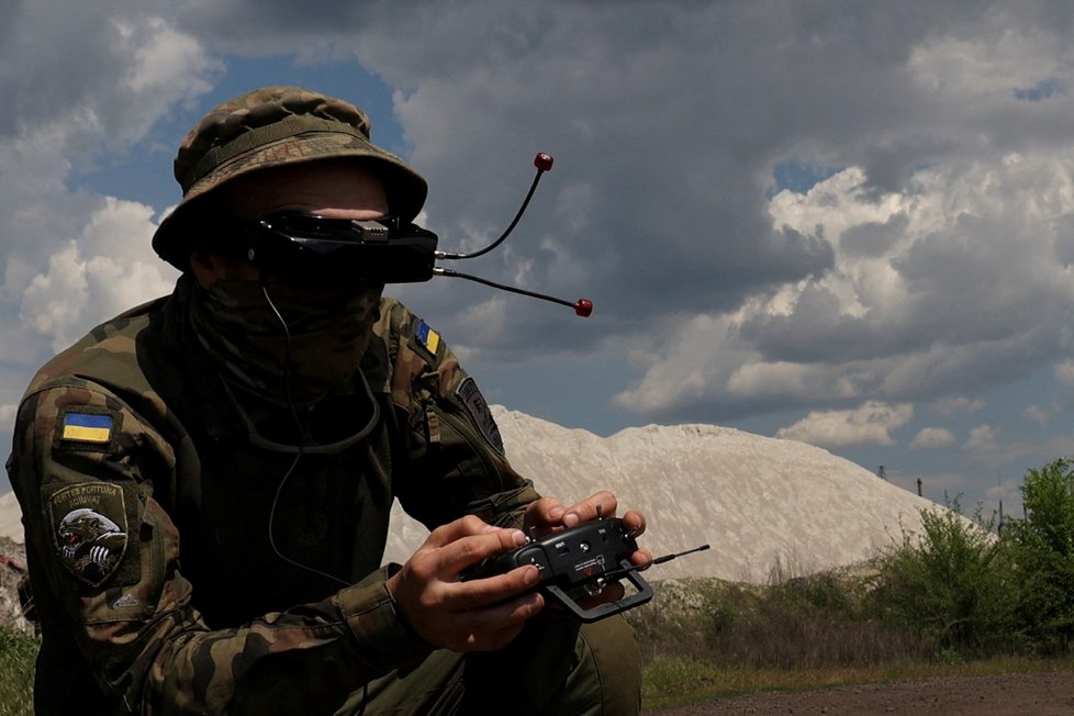 Ukrajinský mariňák se účastní výcviku létání s FPV drony v Dněpropetrovské oblasti (15.5.2023)