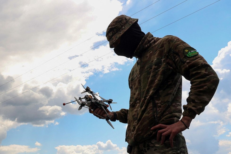 Ukrajinský mariňák se účastní výcviku létání s FPV drony v Dněpropetrovské oblasti (15.5.2023).