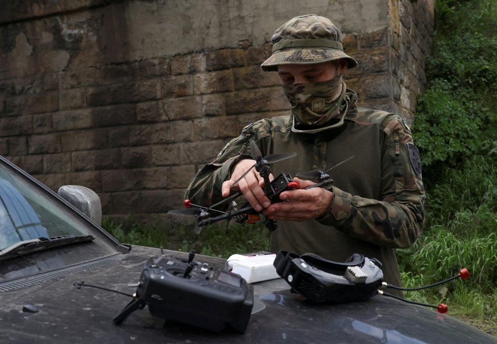 Ukrajinský mariňák se účastní výcviku létání s FPV drony v Dněpropetrovské oblasti (15.5.2023).
